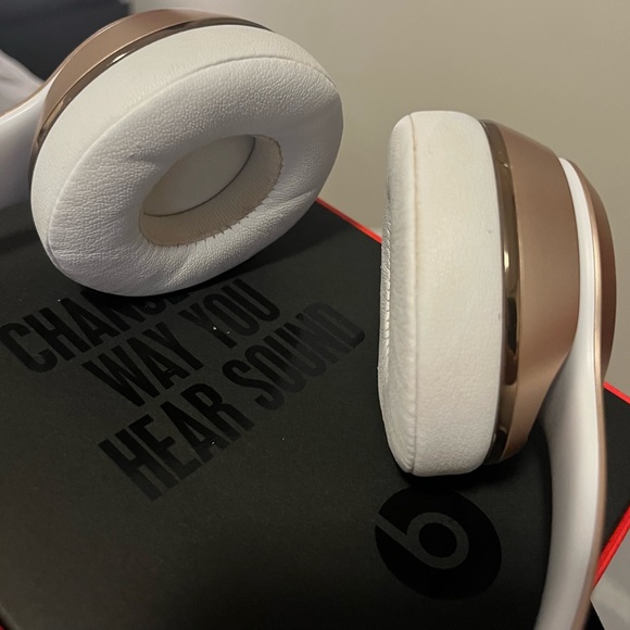 Beats Solo 3 Wireless Special Edition Gold Headphones - Picture 4 of 14